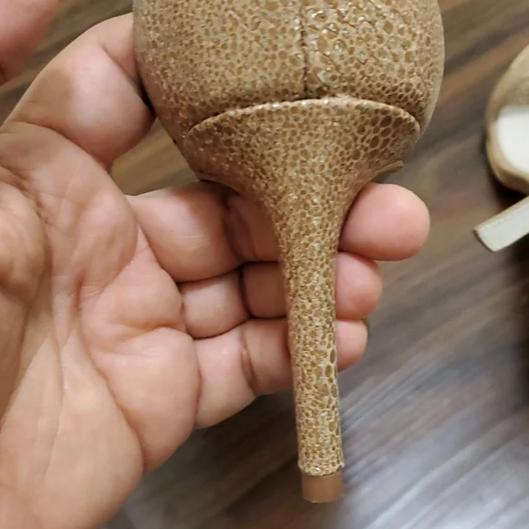 Kenneth Cole Mallory gold shimmer heel 👠 size 9M - Picture 9 of 9